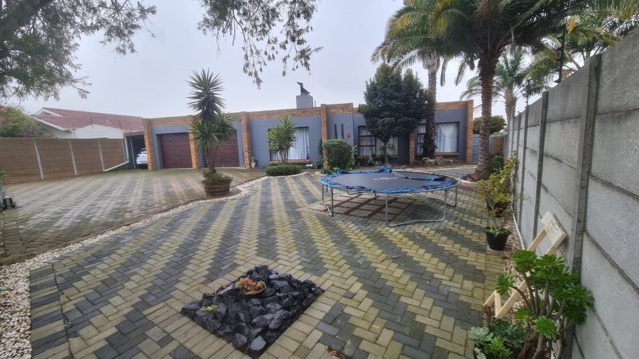 To Let 3 Bedroom Property for Rent in St Dumas Western Cape